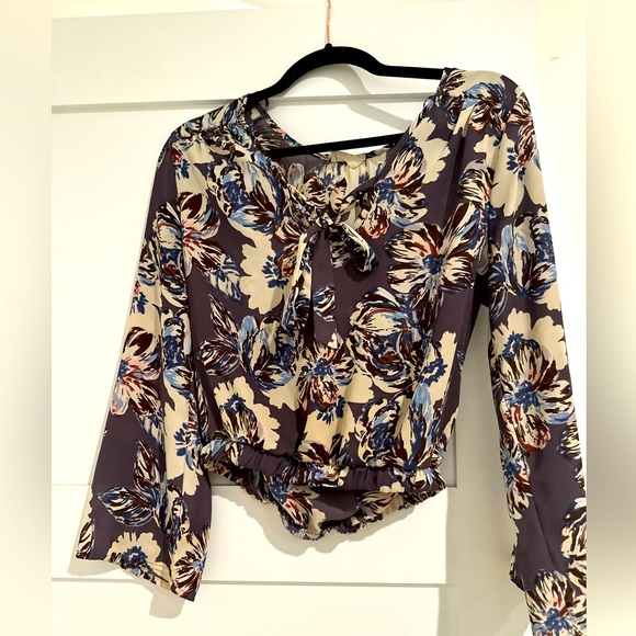 Sienna Sky bell sleeve top floral size Small - Picture 1 of 3